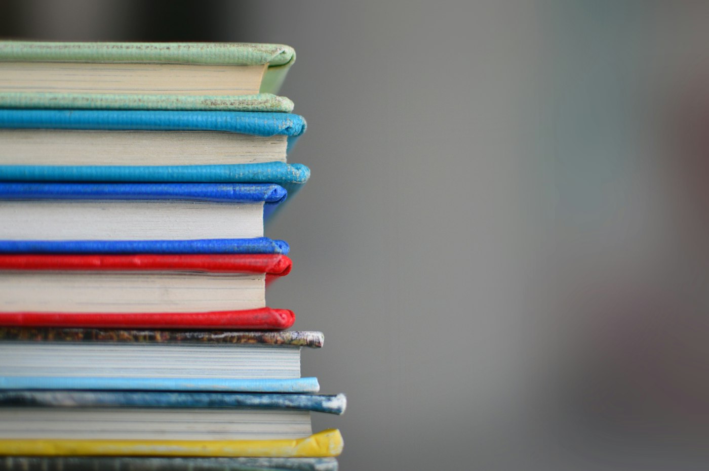 Відкриті сторінки книги з текстом