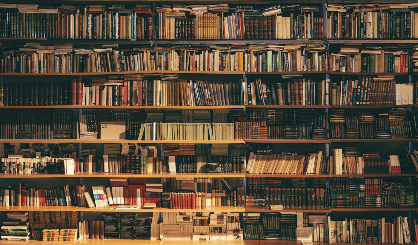 Полиці з книгами в бібліотечному просторі